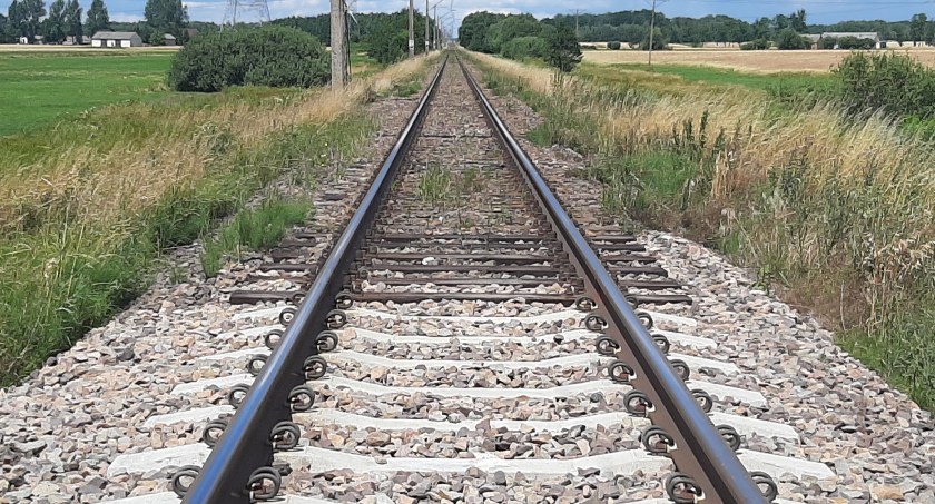 Niebezpieczna zabawa nastolatków. Układali kamienie na szynach