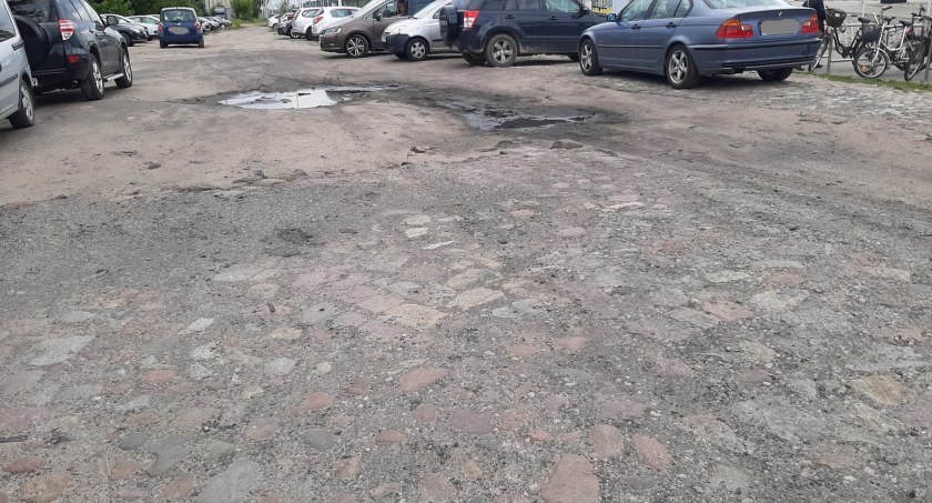 Otwock: Parking przy stacji jak ser… z dziurami