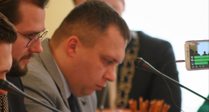 Czy radny Kraśniewski pełni funkcję kierownika w ZGM Otwock, czy nie?