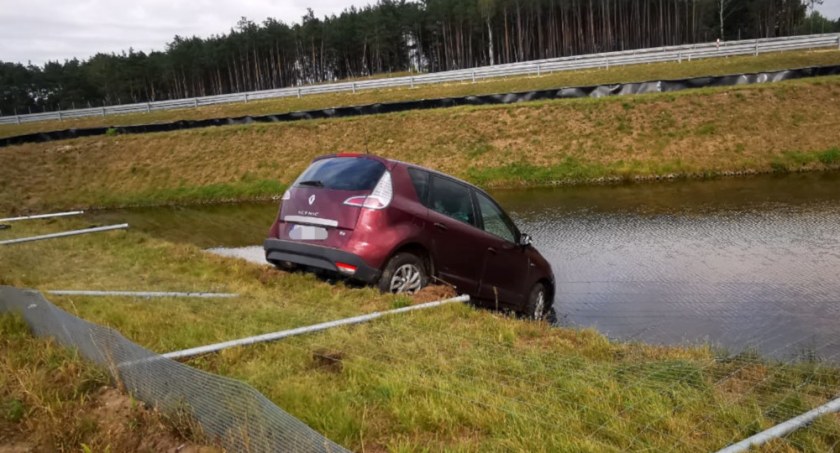 Pijany kierowca wjechał do zbiornika retencyjnego przy S17