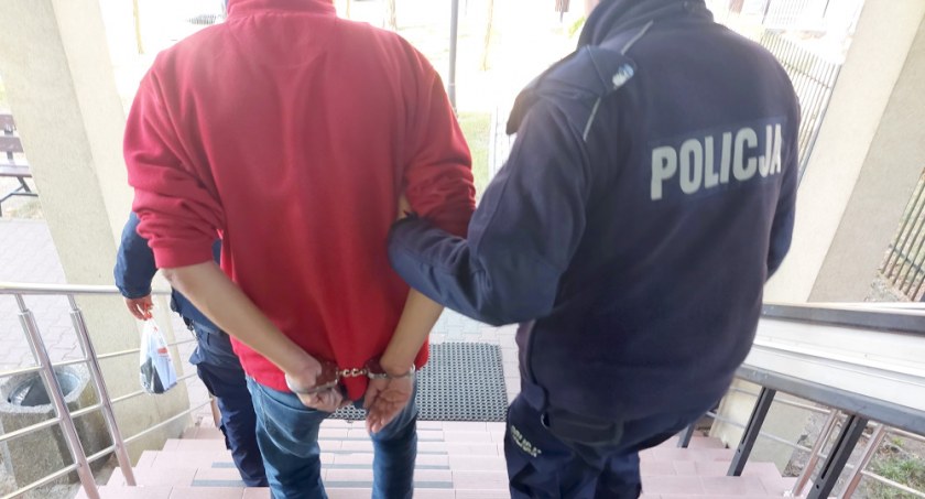 Pijany kierowca osobówki uderzył w karetkę na sygnale