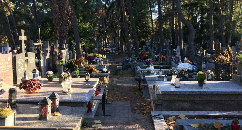 1 Listopada - czas wspomnień i refleksji. Jak żyć po stracie bliskiej osoby?