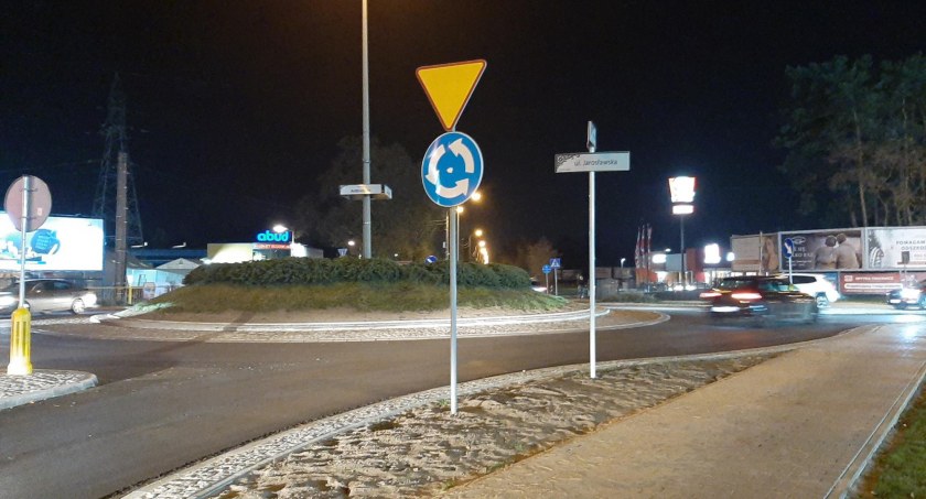 Rondo Andriollego w Józefowie całe udostępnione dla ruchu