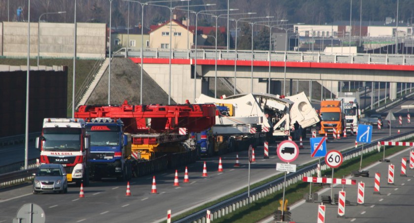 Kolumna z maszyną TBM na postoju na węźle Lubelska