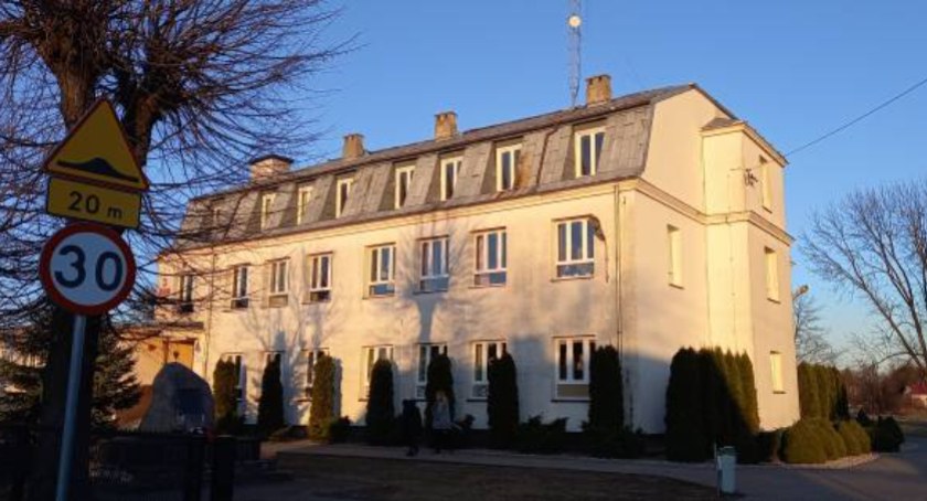 Szkoła w Warszawicach będzie miała odnowiony dach