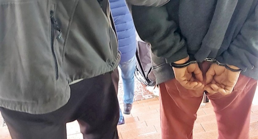 Józefów: Kurier w trakcie dostawy okradł klientkę