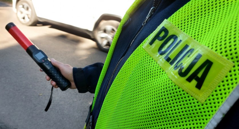 Kompletnie pijany 22-latek za kierownicą - nie mógł dmuchać w alkomat