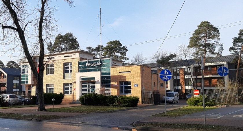 Komisariaty policji w Józefowie i Karczewie zamknięte w nocy