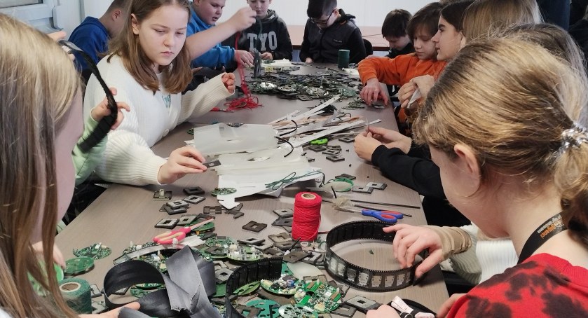 Moda na Recykling w Otwocku. Dzieci tworzyły ekostylizacje pod okiem znanej projektantki