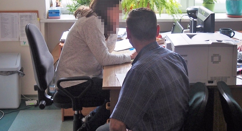 Dróżnik po kilku flaszkach nie zamykał szlabanów