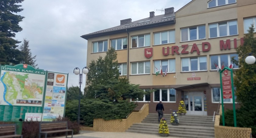 Oskarżenie o mobbing w Urzędzie Miejskim w Karczewie - spór w internecie