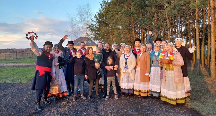 Śpiewający śmigus-dyngus u Piskorzy w Łukówcu