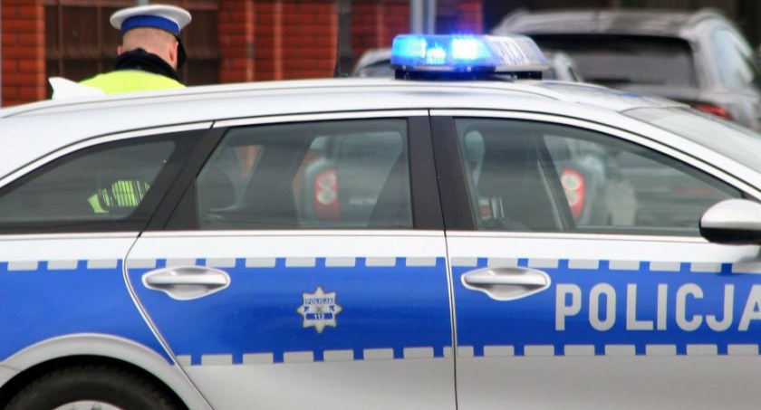 Pijany kierowca ściął słup jadąc z trzyletnim dzieckiem