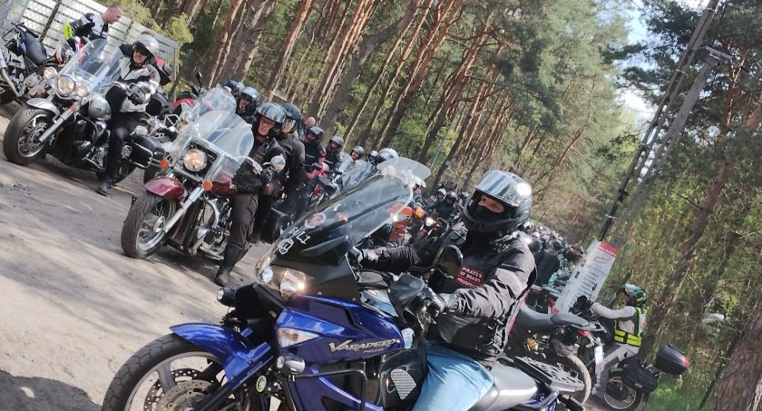 Ryk silników wśród sosen: Motocyklowy klub Zryw Otwock świętował otwarcie sezonu 2023