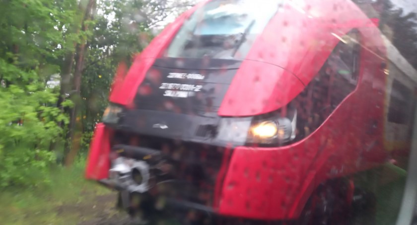 Mężczyzna wtargnął pod pociąg