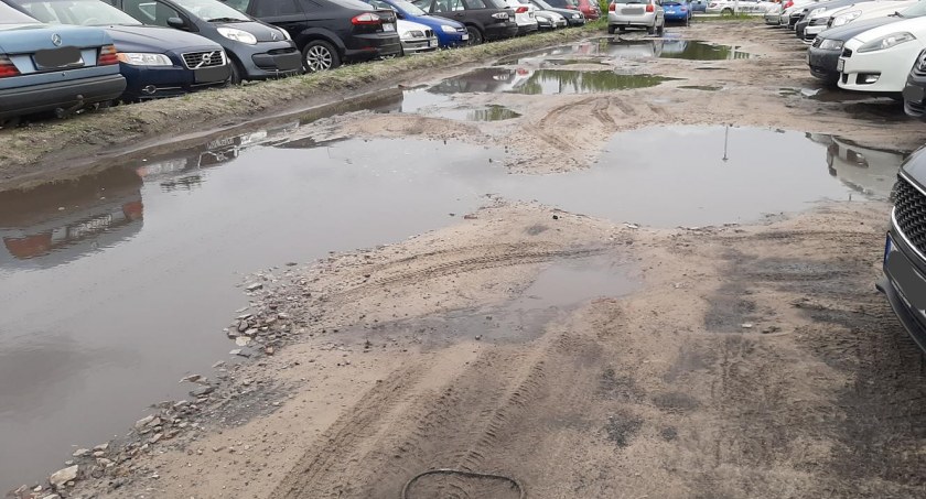Parking przy stacji PKP Otwock jak basen 