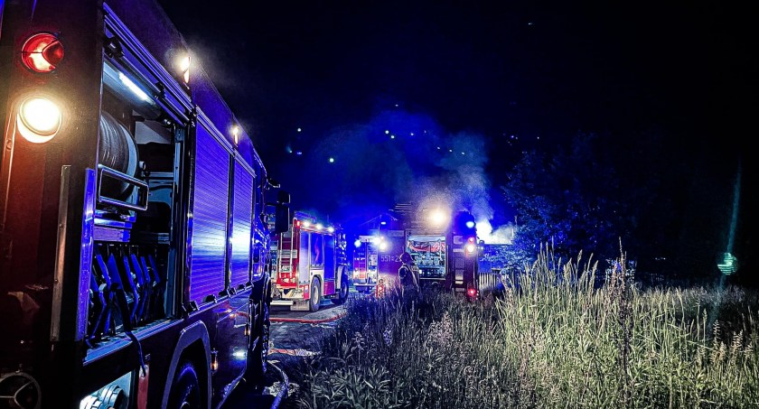 Pożar domu w Ostrowie. Mieszkańcy potrzebują pomocy w odbudowie