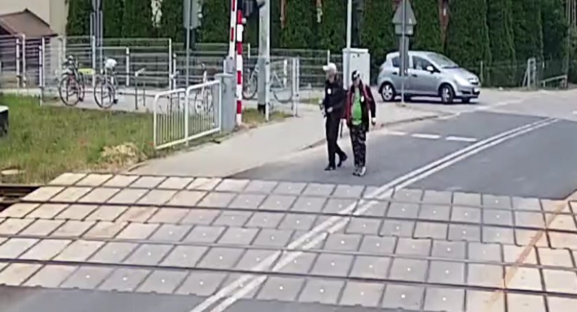 Kradzież rowerów w Celestynowie i Zabieżkach. Policja szuka mężczyzn z nagrania