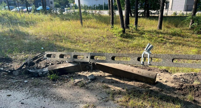 Autem ściął słup na Jarosławskiej