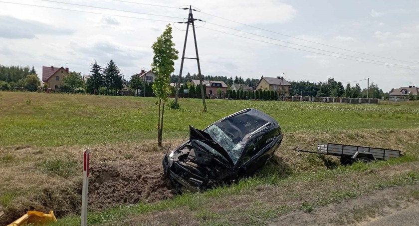 Auto w rowie przy DK 50. Kierowca nietrzeźwy