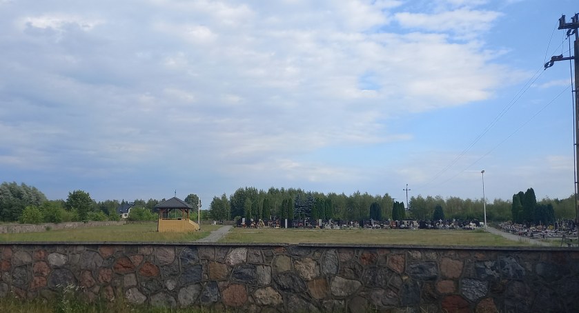 Kradzieże na cmentarzu w Warszawicach