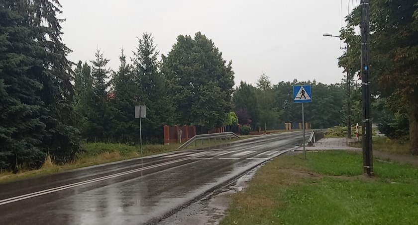 Zebry dla pieszych na trasie objazdowej dla DW801