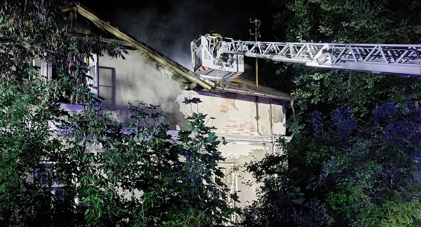 Nocny pożar pustostanu w Świdrze