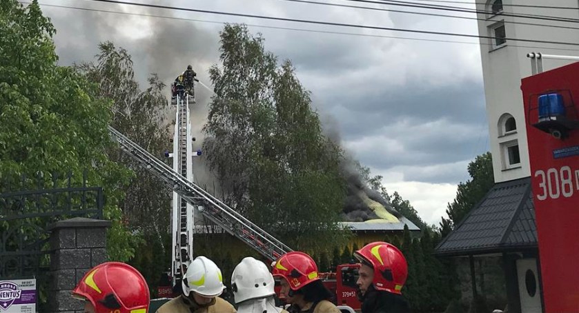 Wielki pożar w Sulejówku. Smród palących się tworzyw sztucznych rozchodzi się na wiele kilometrów 