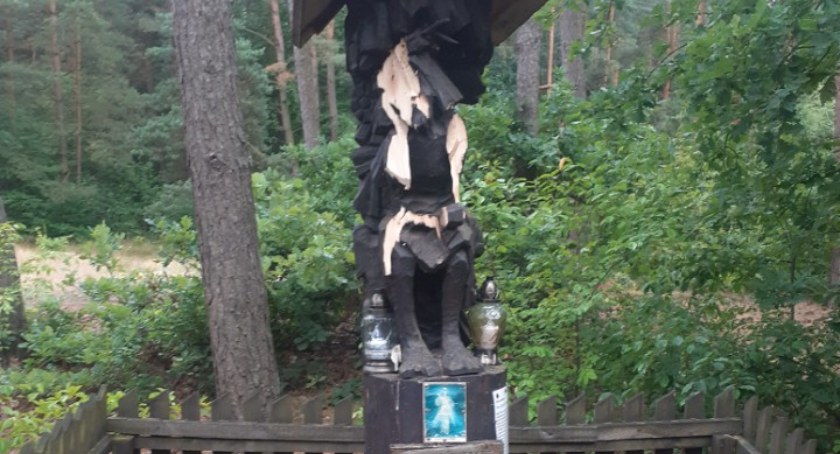 Karczew. Zdewastowana drewniana figura Chrystusa