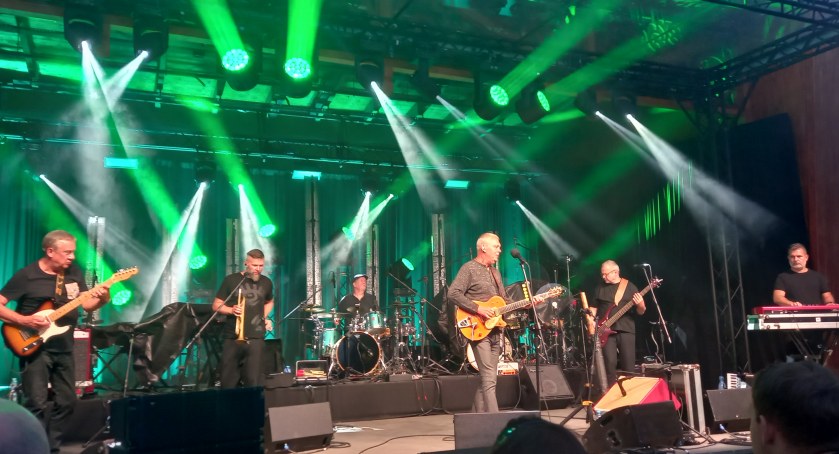 Zespół Raz, Dwa, Trzy w muszli koncertowej w Otwocku