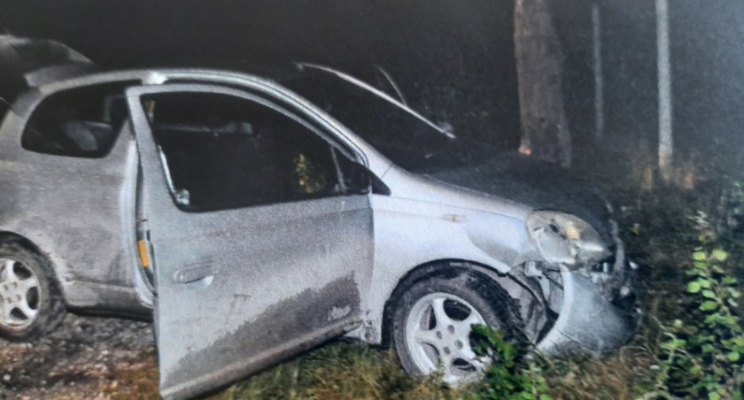 Rozbił samochód na drzewie i… zasnął