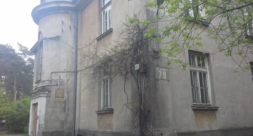 Budynek komunalny należący do miasta Otwocka z dziurawym dachem  , w którym powstał Koziołek  Matołek  nie będzie remontowany !!!