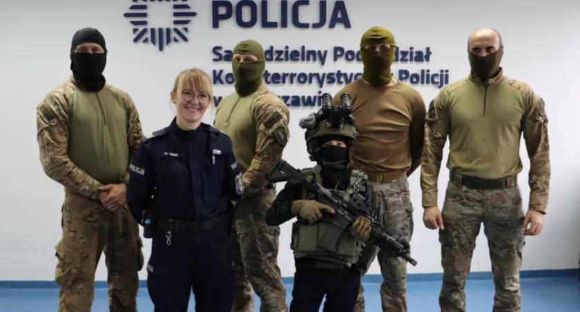 Świąteczna niespodzianka policjantów dla wychowanka rodzinnego domu dziecka