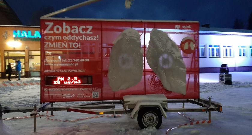 Mobilne płuca w Celestynowie, dron nad kominami w Karczewie