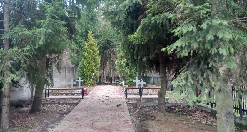 Renowacja cmentarza powstańców styczniowych w gminie Karczew