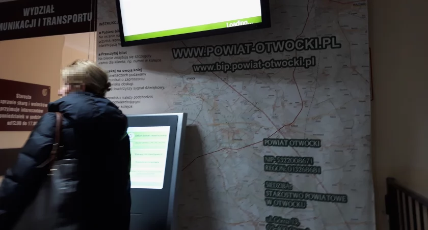 Kolejki do rejestracji pojazdów w starostwie w Otwocku