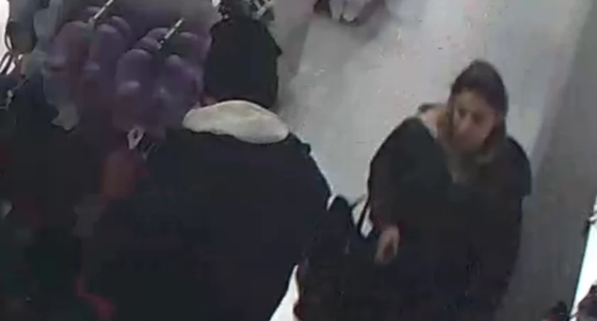 Podejrzani o kradzież w Otwocku.  Rozpoznajesz? Skontaktuj się z policją