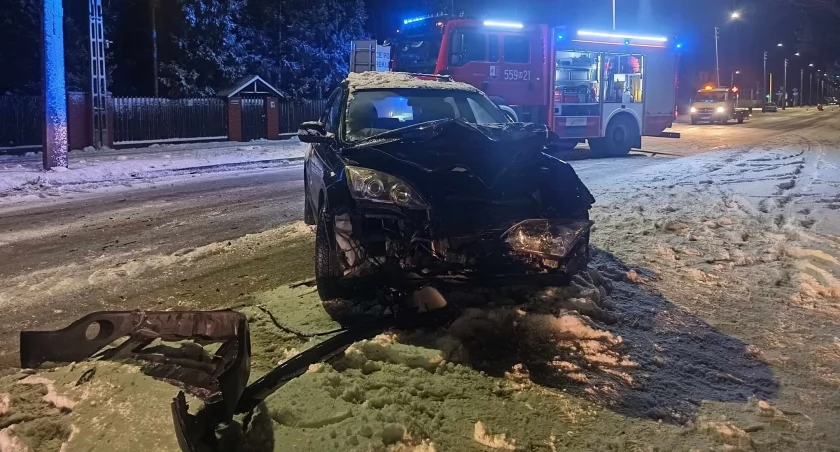 Zderzenie na ul. Sikorskiego w Józefowie. Ślisko na drogach 