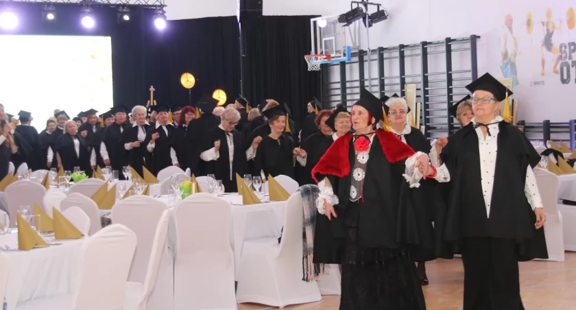 Otwocki Uniwersytet Trzeciego Wieku świętuje 18 lat na balu seniorów