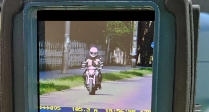 Motocyklista z mandatem 2500 zł za piracką jazdę w terenie zabudowanym 