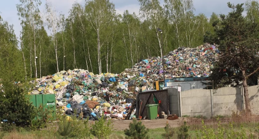 Odpady komunalne z Otwocka na wysypisku w środku wsi w sąsiednim powiecie