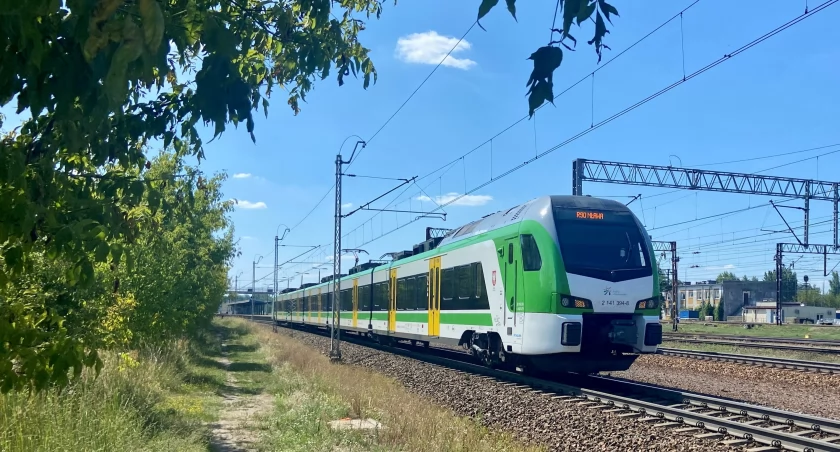 Korekta rozkładu jazdy pociągów, utrudnienia i bezpłatny przejazd na mecz