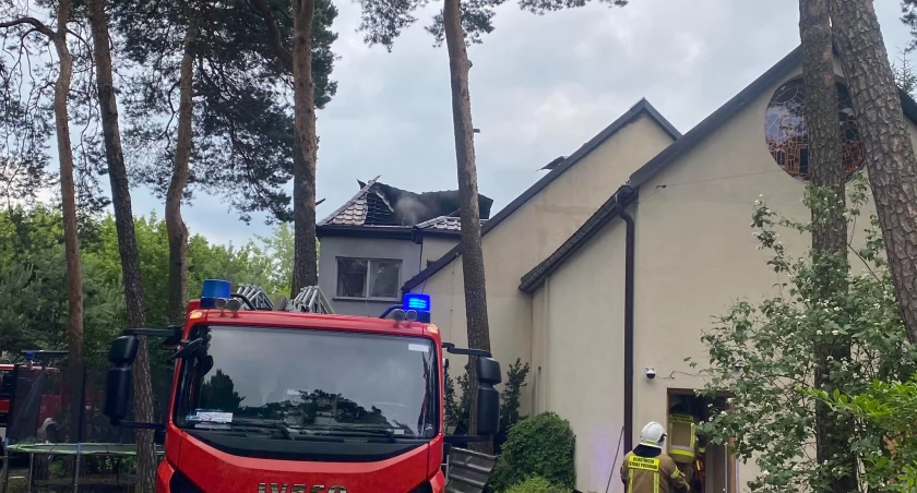 Nocny pożar budynku mieszkalnego w Otwocku. Strażacy ewakuowali dwie osoby po drabinie 