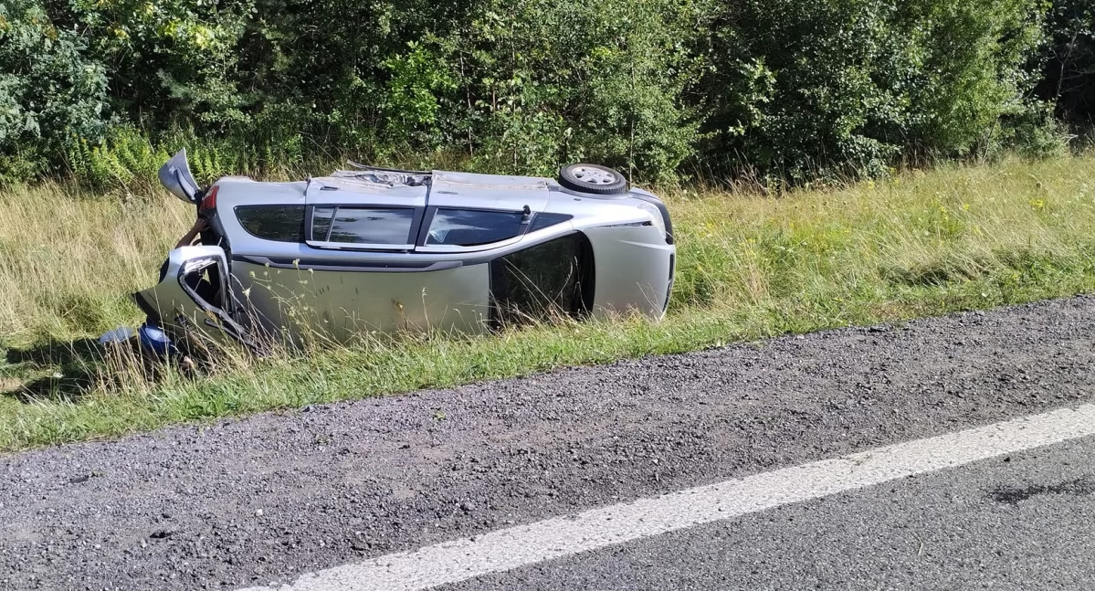 Dachowanie na DK 50 w Rudnie - dwie osoby zabrane do szpitala