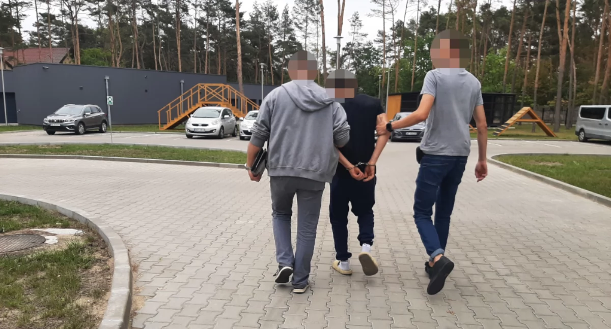 Białorusin z nielegalnym karabinem i papierosami zatrzymany przez policję w Otwocku