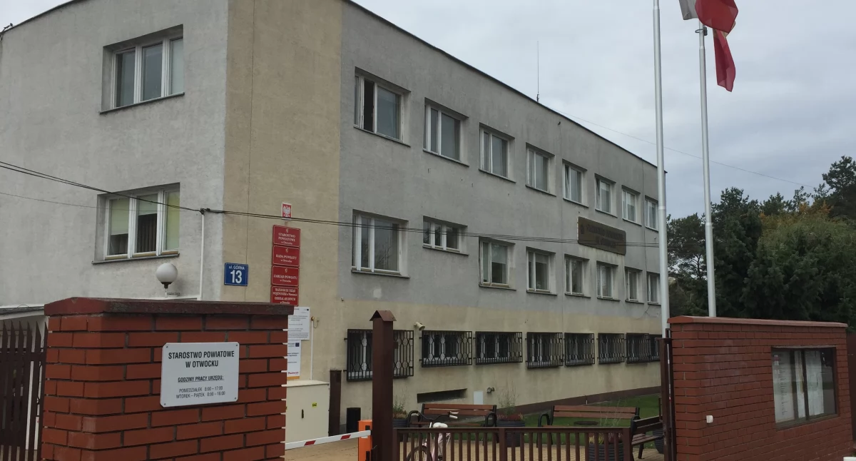 Kolejki w Wydziale Komunikacji i Transportu otwockiego starostwa – czy naprawdę zniknęły?