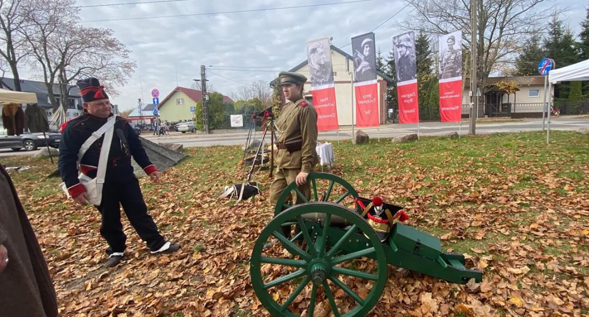 Mundury, karabiny, perfumy i gry - Dzień z Historią Gminy Wiązowna 