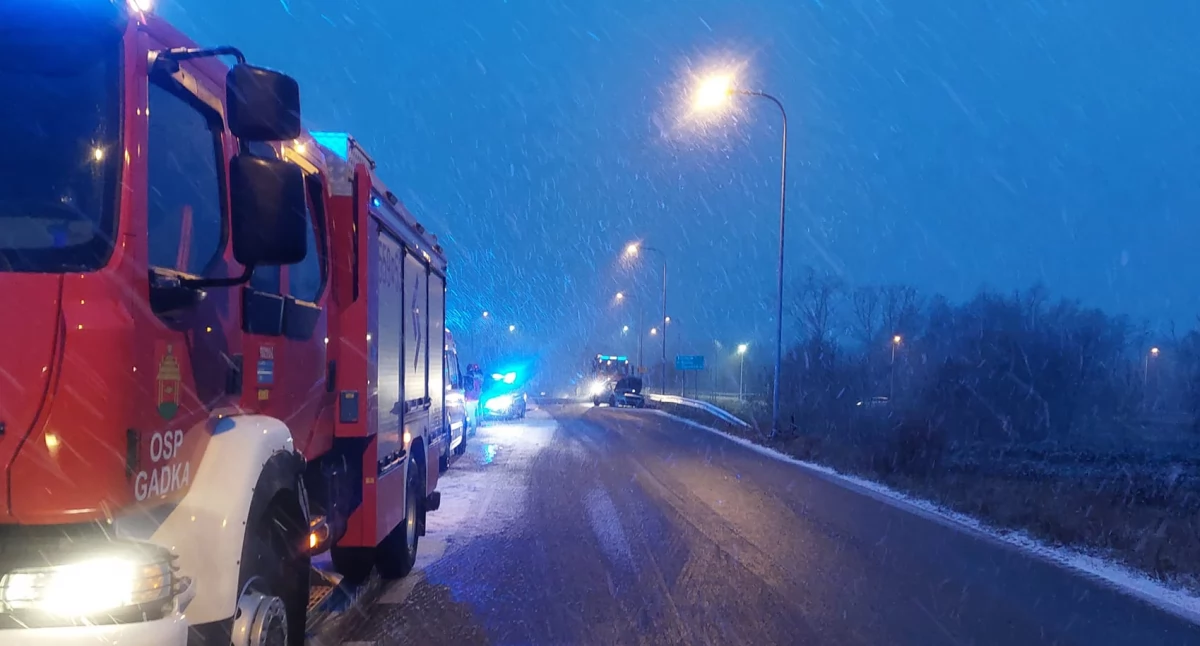 Czołowe zderzenie opla i volkswagena w Bocianie