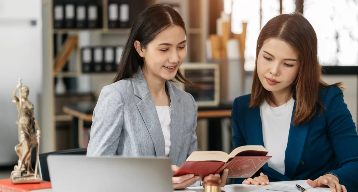 Od praktykanta do eksperta - jak studia prawnicze uczą praktyki zawodu?