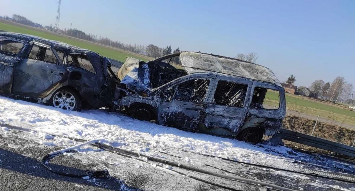 Wypadek na S17: Dwie osoby poszkodowane, dwa samochody spłonęły